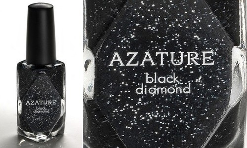 Costoso esmalte de uñas con diamantes negros