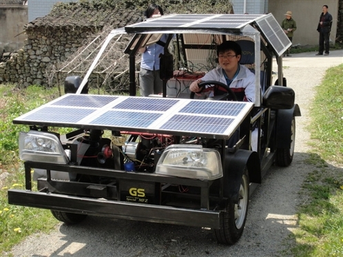 Estudiante chino construye el primer coche eléctrico-solar